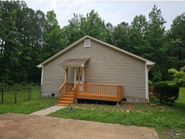 Building Photo - Welcome to Grantville, GA!  3 Bedroom, 2 B...
