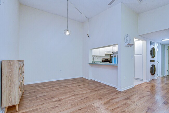Foto del edificio - 3161 Lake Pine Way S
