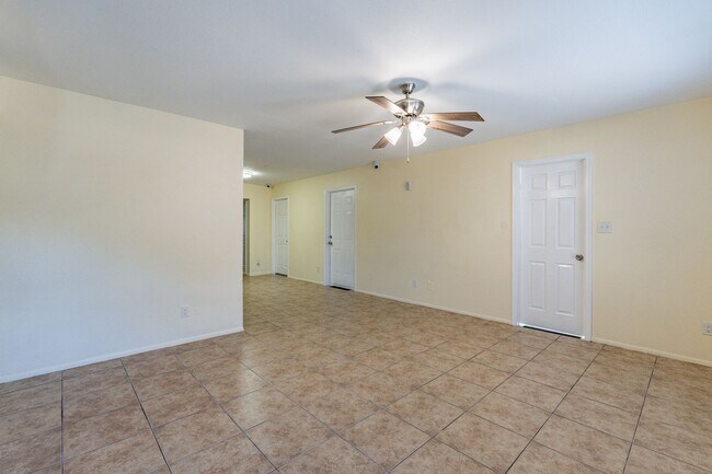 Foto del edificio - Ready to Move In - FIVE Bedrooms!