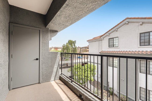 Building Photo - Mandarina