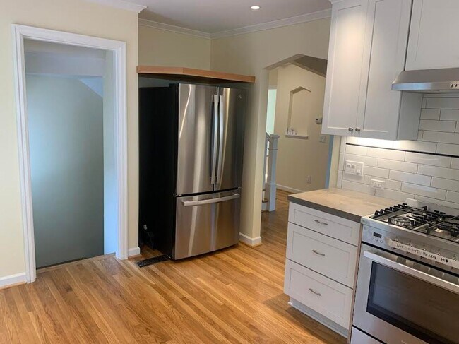 Building Photo - Impecable Remodel of Historic Eastmoreland...