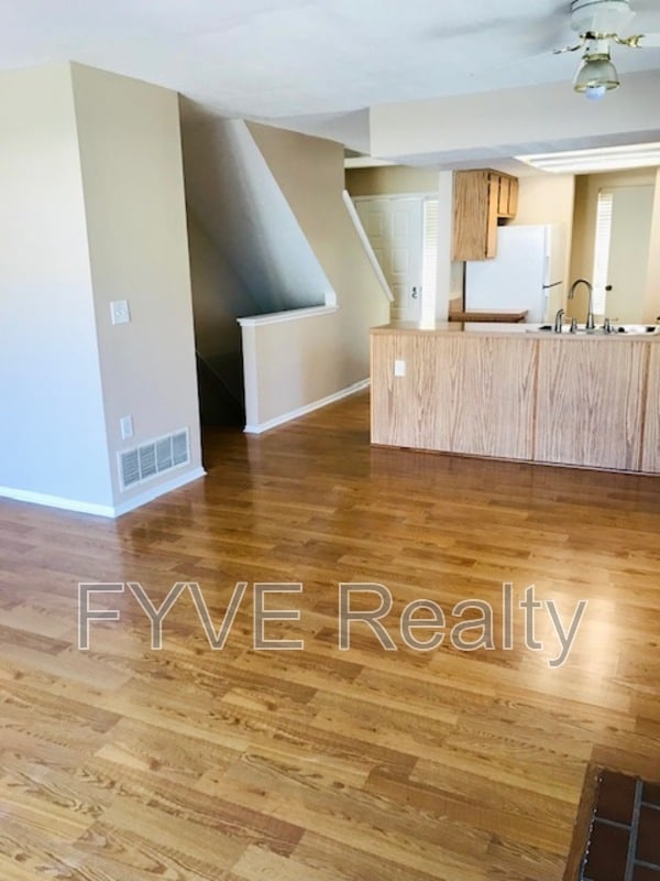 Foto del edificio - 2648 Cedar Lake Dr