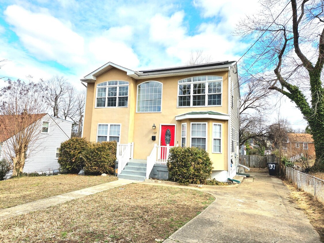 Primary Photo - Lovely 3 BR/2.5 BA Single-Family Home in O...