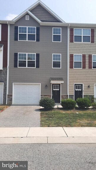 Building Photo - 823 Admiral's Quay Dr