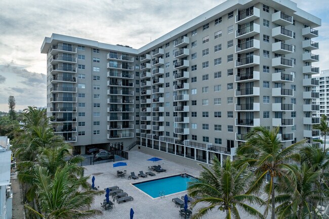 9273 Collins Ave - The Manatee
