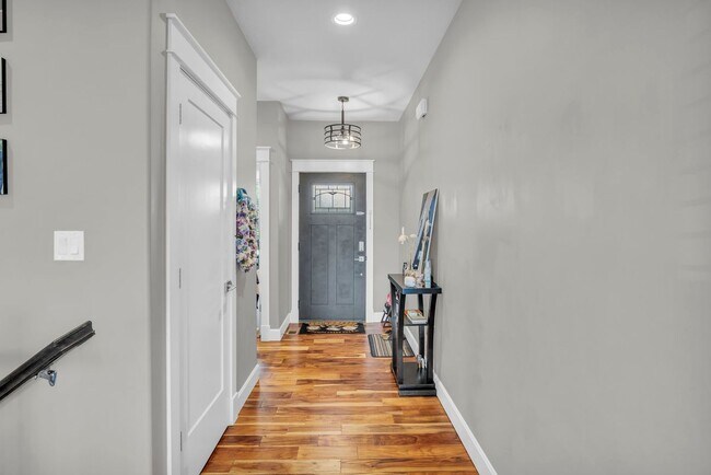 Foto del edificio - 6315 Rockaway Dr