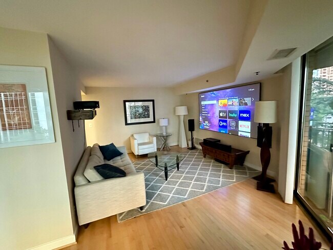 Sala de estar desde la entrada alternativa - 7500 Woodmont Ave