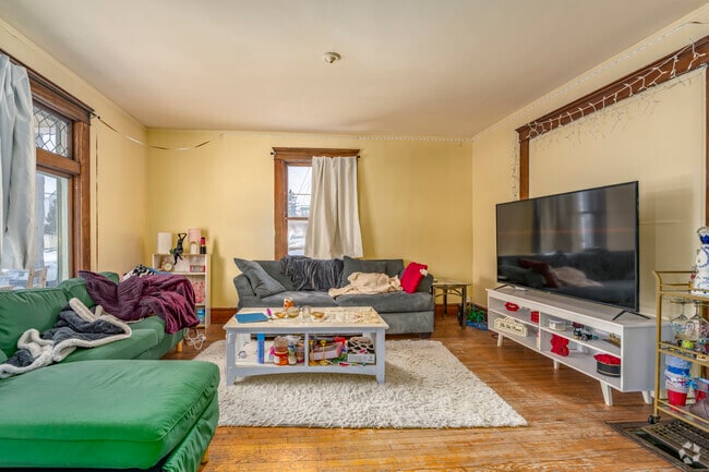 4BR, 1BA - 1,225SF - Living/Dining Room - 720 S Main St