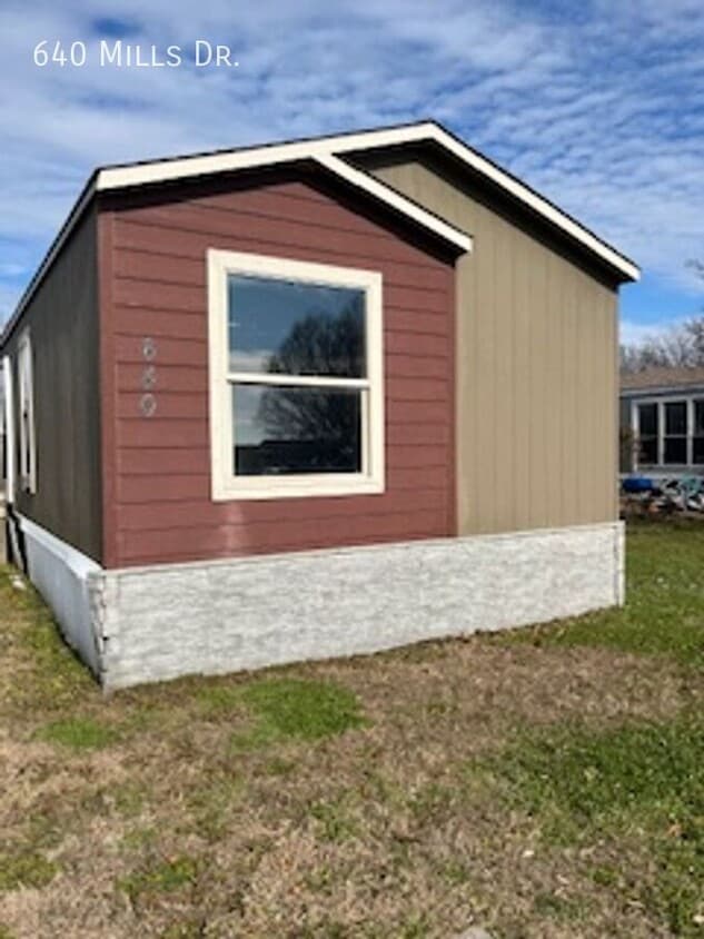 Primary Photo - 640 N Mills Dr