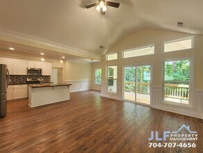 Building Photo - 869 Kathryn Dr SE