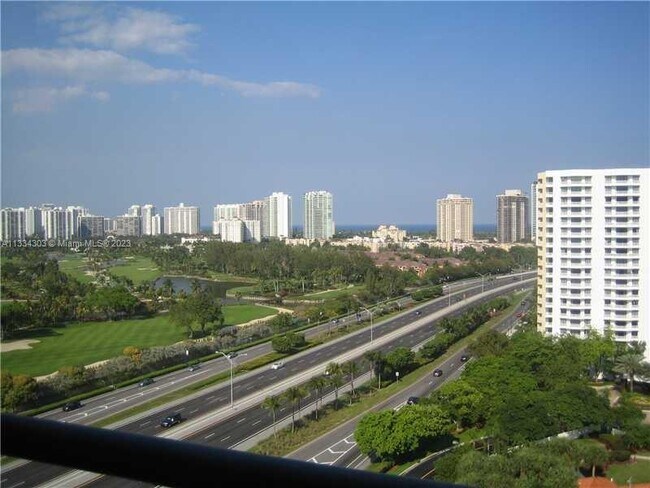 Foto del edificio - 3300 NE 191st St