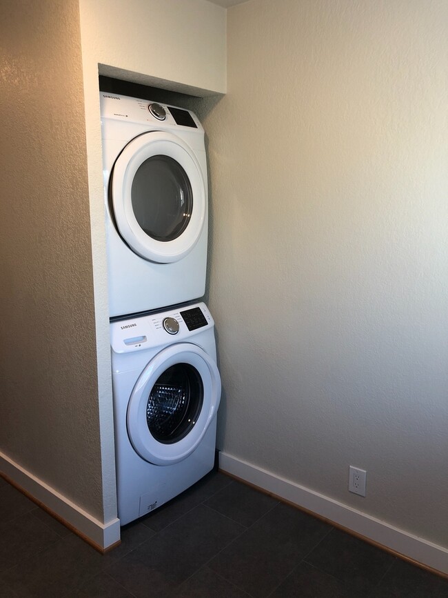 Foto del edificio - Clinton Abernathy Gorgeous Remodel 1br Har...