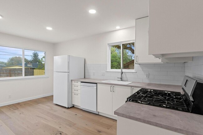 Building Photo - 902 Warrington Dr