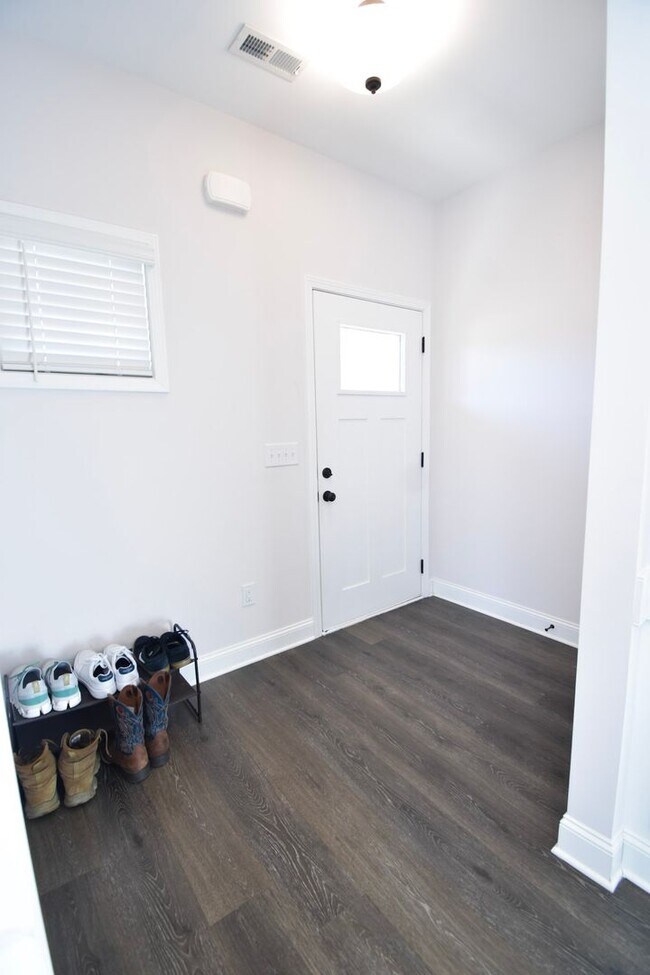 Foto del edificio - Coming Soon: 3 Bedroom 2.5 Bathroom- Pets ...