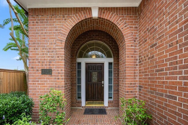 Building Photo - 4702 Forest Home Dr