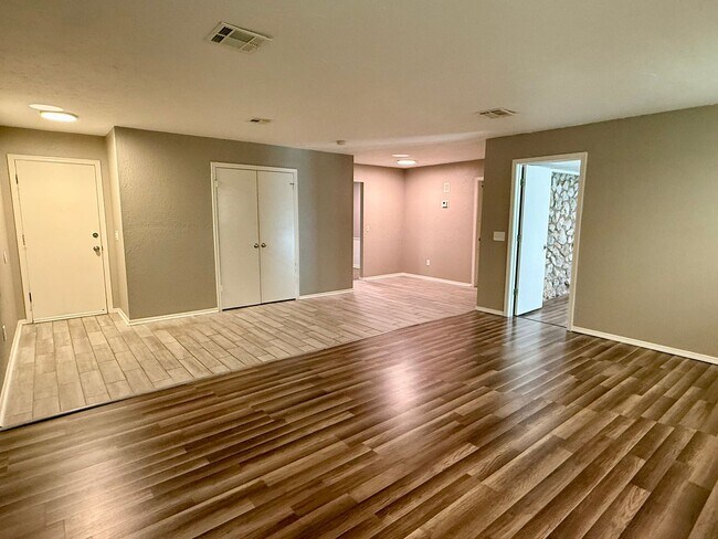 Foto del edificio - Updated 3 Bed 2 Bath Duplex in NW OKC