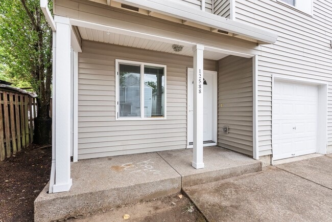 Building Photo - 4 bed, 2.5 bathroom House available