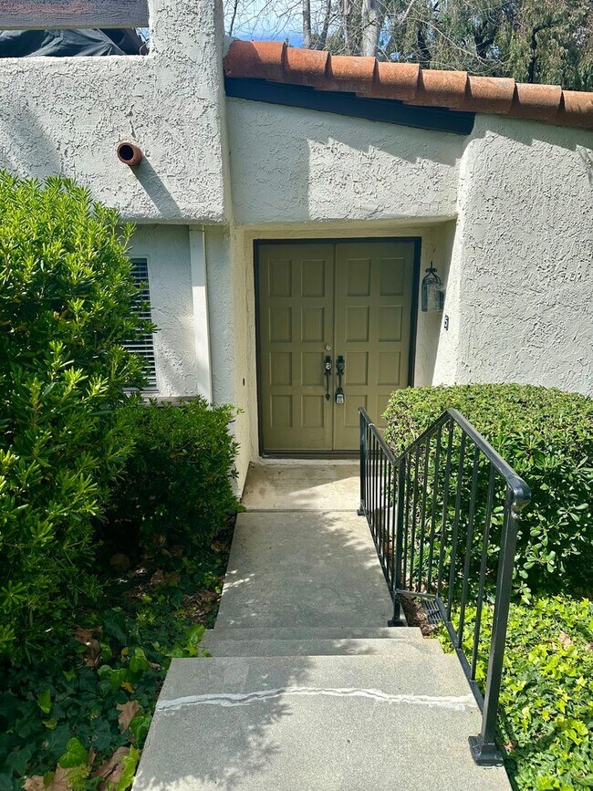 Building Photo - Beautiful 2 bedroom, 2 bathroom condo in d...