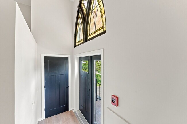 Building Photo - 1568 Lonsdale Ave
