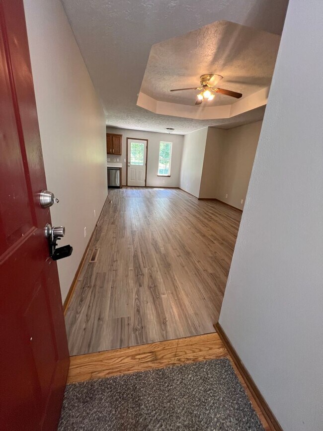 Building Photo - 3 bedroom/2 bath house with one car garage