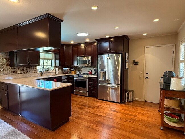 Foto del edificio - Spacious 4-Bedroom Home, Cupertino Schools...