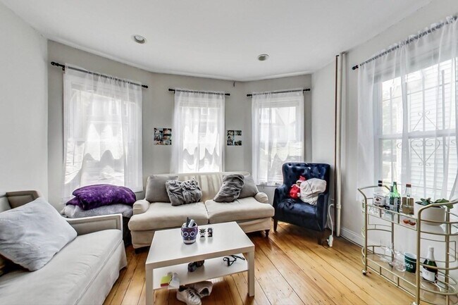 Building Photo - Luxury 5 Bed in Mission Hill