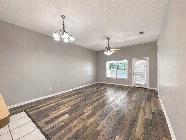 Foto del edificio - "Charming 3-Bedroom Townhouse Retreat in Fort Walton Beach!"