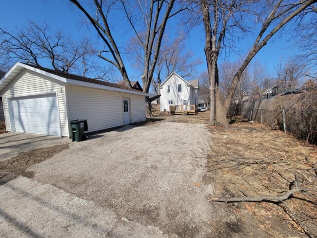 Building Photo - 417 W 17th St
