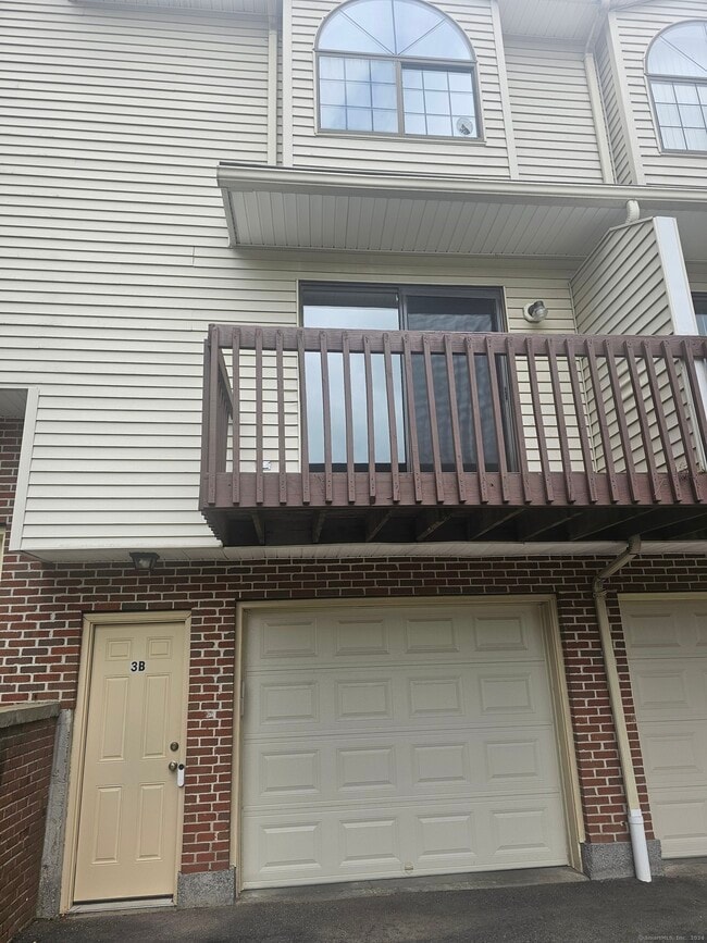 Building Photo - 817 Woodtick Rd