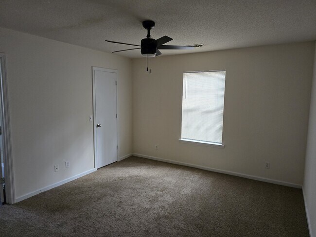 Building Photo - 60 Leeward Dr