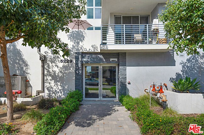 Foto del edificio - 5229 Willowcrest Ave