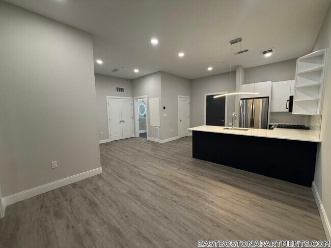 Foto del edificio - 656 Saratoga St