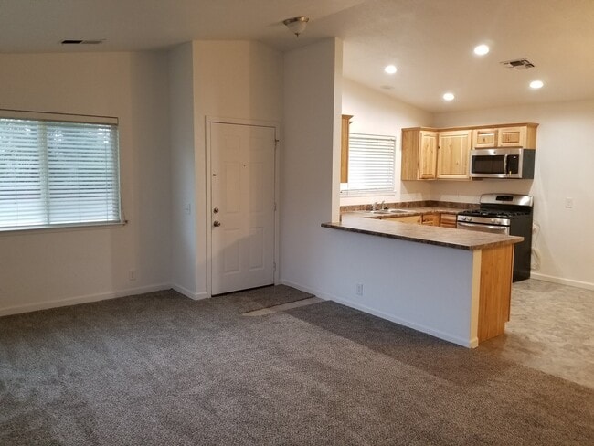 Building Photo - 3 Bedroom 2 Bath Home In East Redding