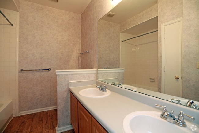 2BR, 1BA - Fairfield - Huntington Ridge Apartments