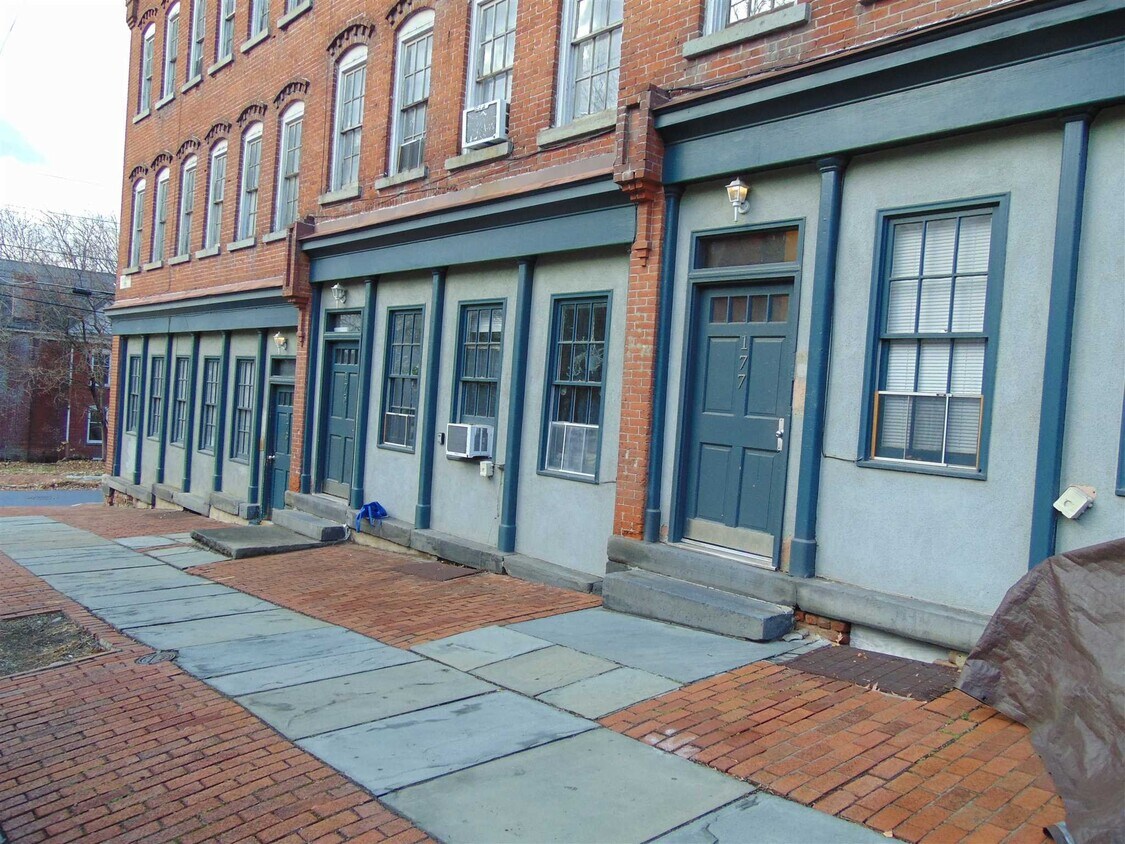 177 Union St Unit 3, Poughkeepsie, NY 12601 Room for Rent in
