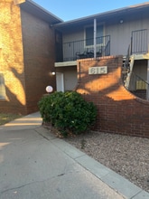 Building Photo - 615 S Mt Carmel St