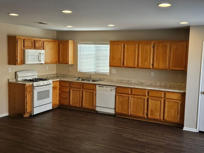 Building Photo - 3 Bedroom Single Story