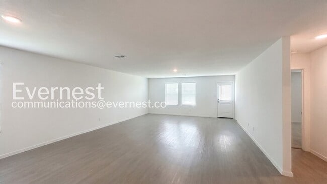 Building Photo - 4 Bed/2.5 Bath Home with In-Unit Laundry / Pet-Friendly / Vouchers Accepted / Available Now!
