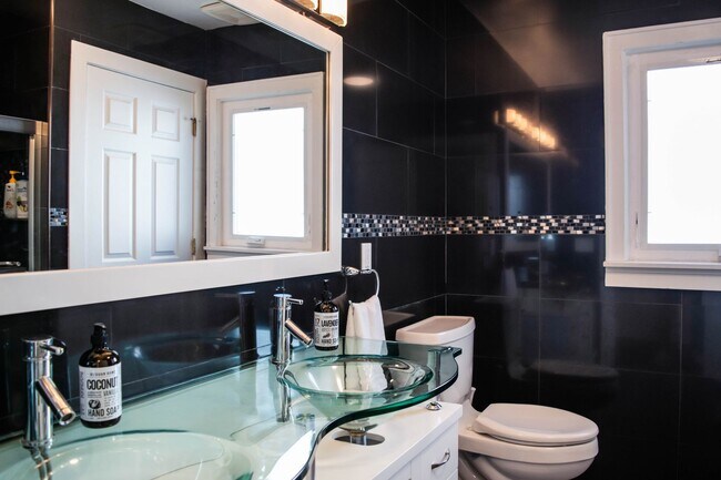 Foto del edificio - Gorgeous 4-Bed 2-Bath in Beaver Hills