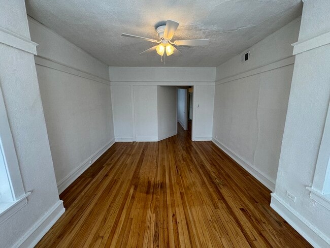 Foto del edificio - 5438 W Potomac Ave