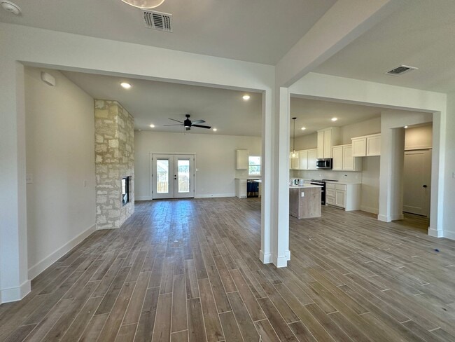 Building Photo - Viewable Now By Appointment!