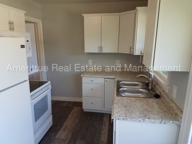 Building Photo - Cute 3 bed 1 bath duplex available.