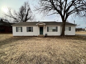 Building Photo - 817 S Kelly Ave