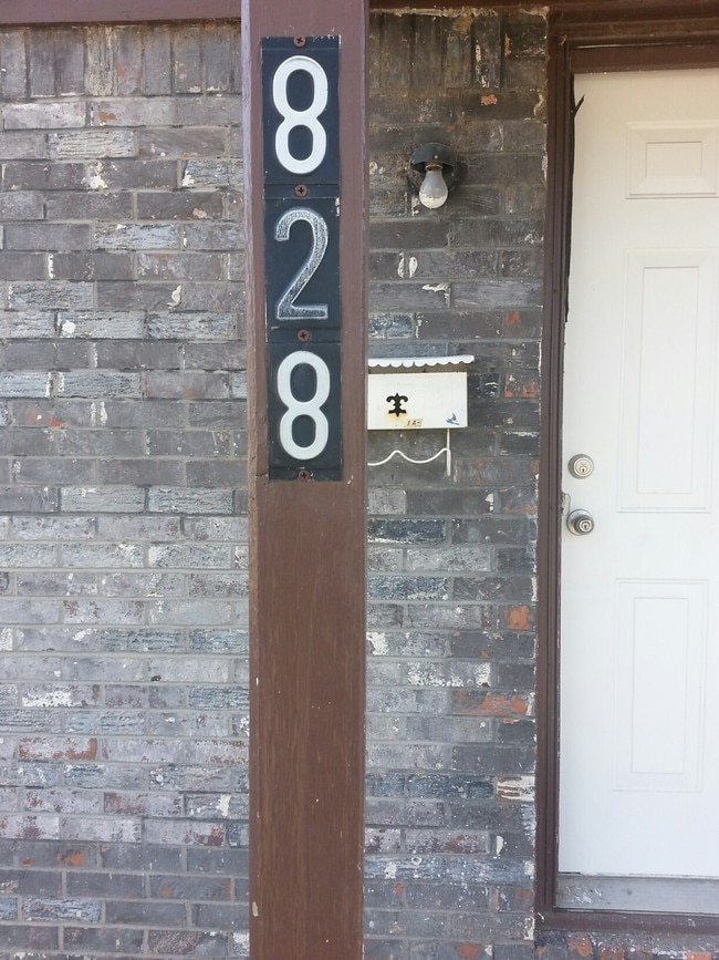 Building Photo - 828 S Water St