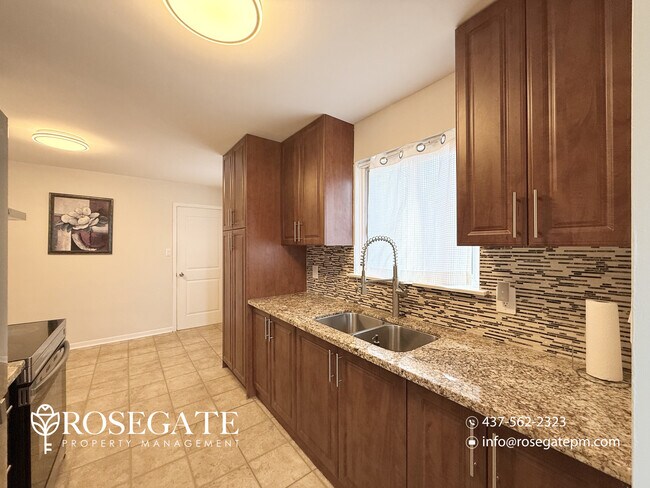Photo du bâtiment - Spacious 3-Bedroom Main Level Home with Internet Included – Scarborough