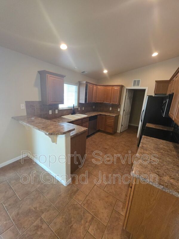 Building Photo - 3018 Oakwood Dr