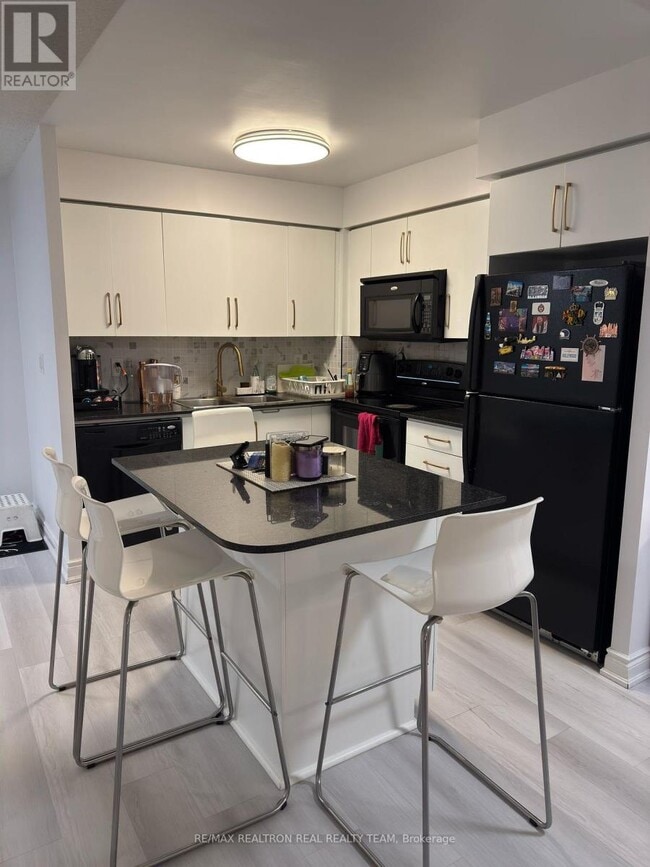 Building Photo - 310 Burnhamthorpe Rd W