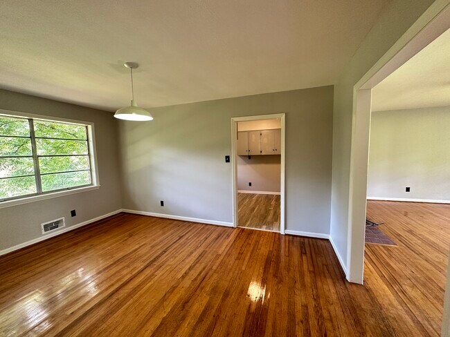 Building Photo - 1006 Riverbend Dr