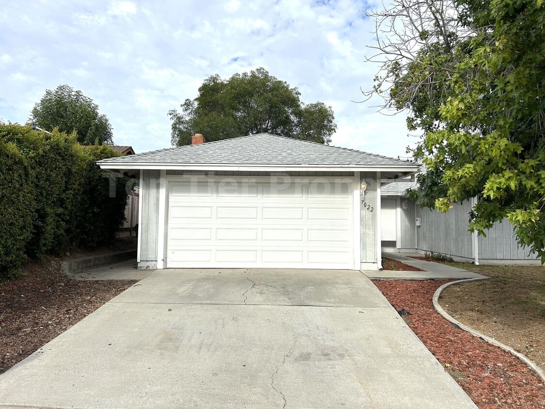Primary Photo - **Updated 4 bed / 2 bath House in Quiet Ne...