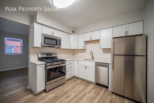 Building Photo - NEWLY RENOVATED! 2 Bedroom Apartment Locat...